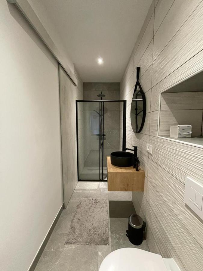 Aegida Beachfront Apartment 코페르 외부 사진