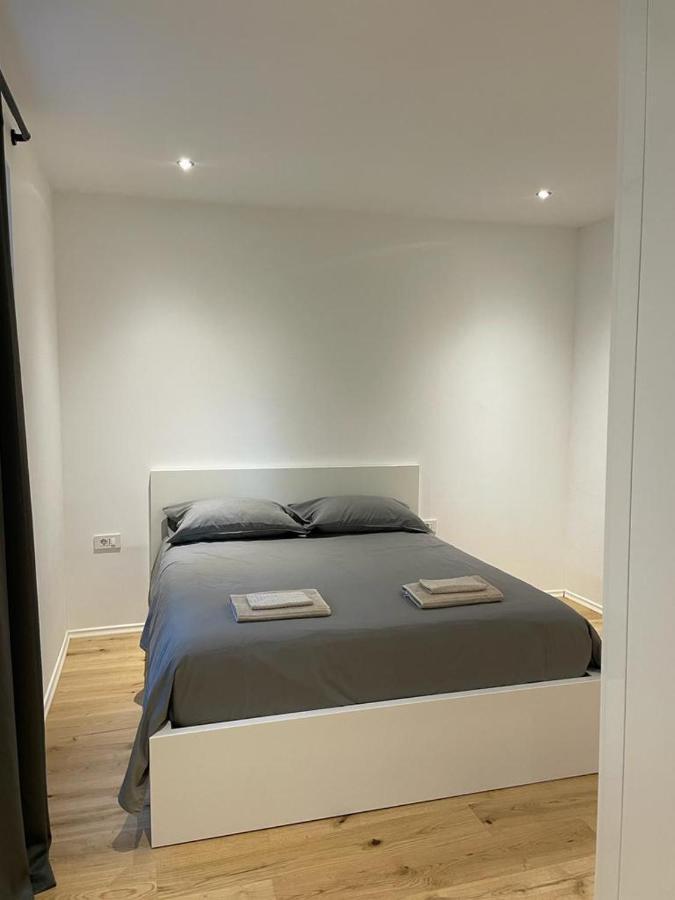 Aegida Beachfront Apartment 코페르 외부 사진