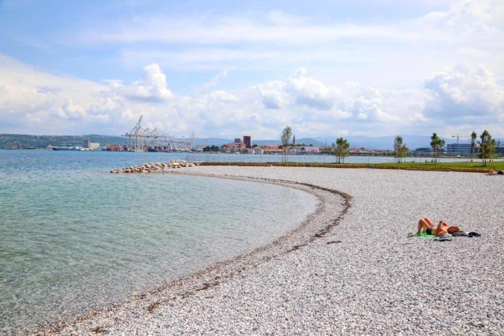 Aegida Beachfront Apartment 코페르 외부 사진